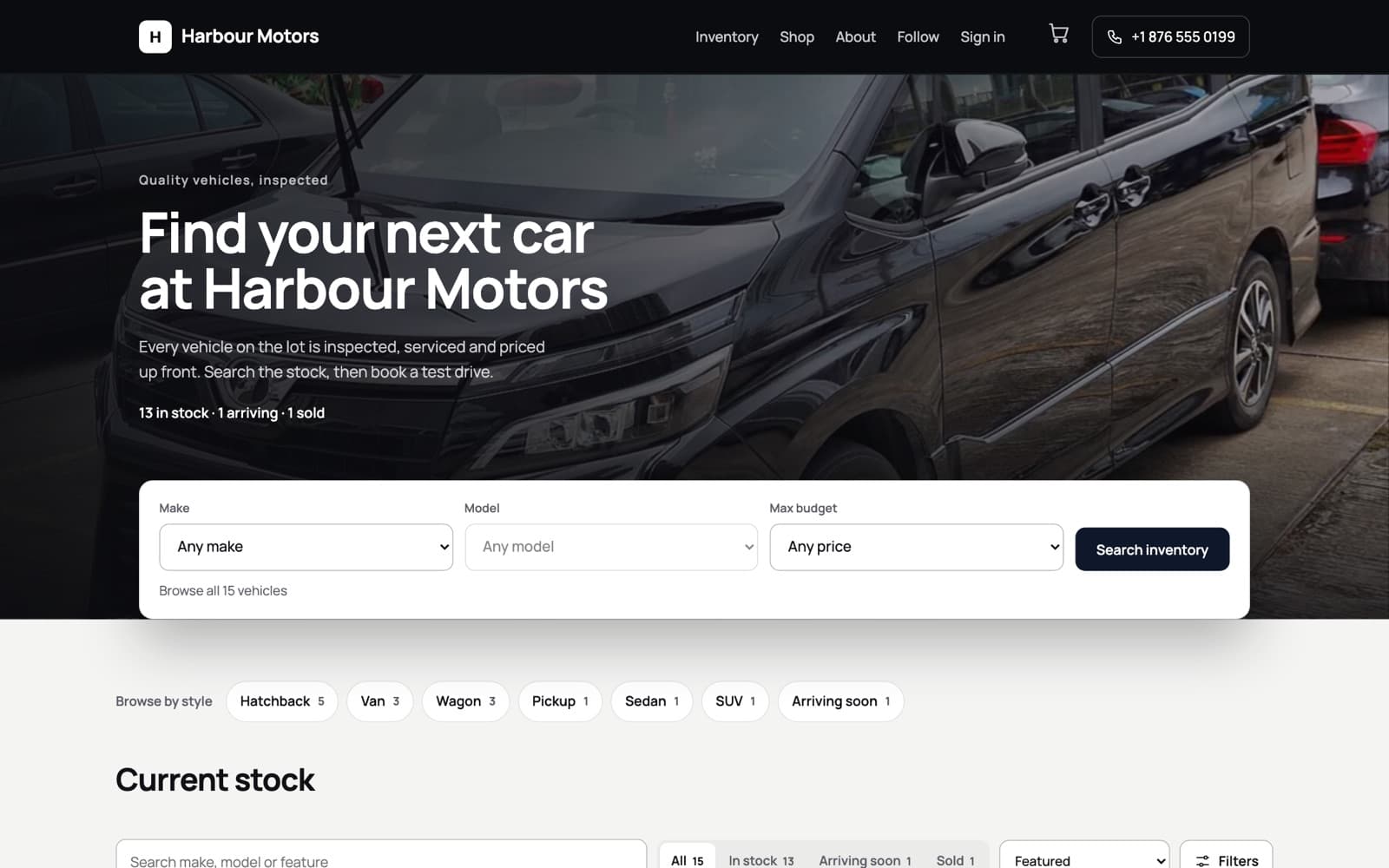 La vitrina de Harbour Motors en una laptop: la foto de una Toyota Voxy negra detrás del titular «Find your next car at Harbour Motors», «13 in stock · 1 arriving · 1 sold» y una barra de búsqueda por marca, modelo y presupuesto.